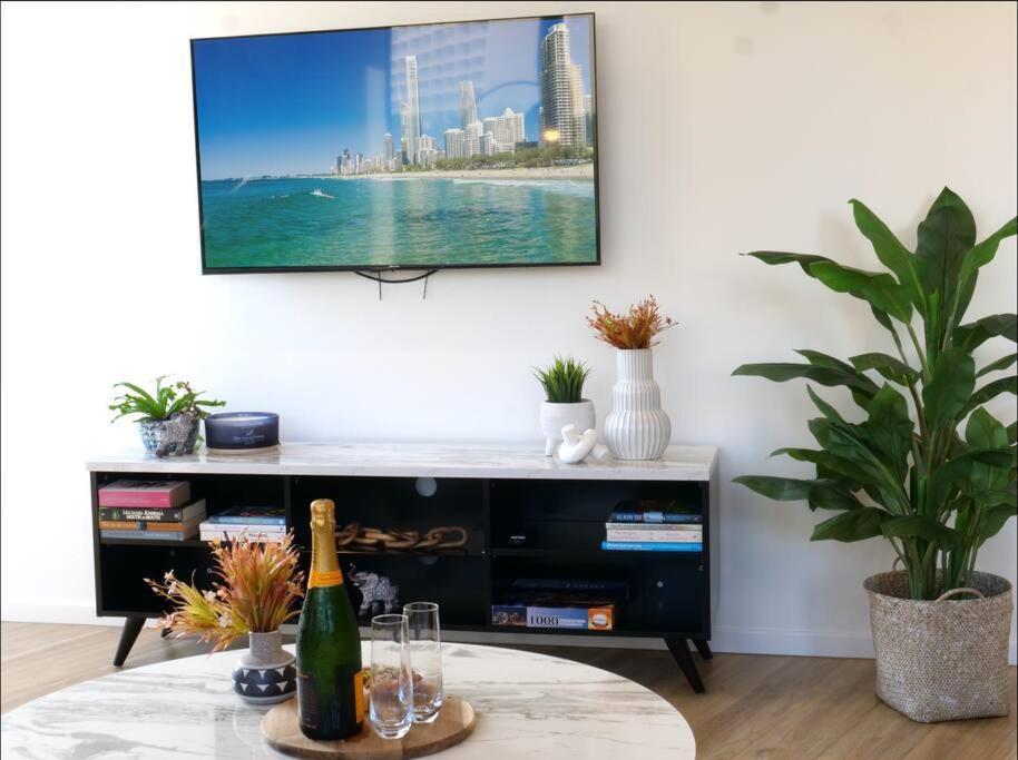 Modern 1 Brm Apartment With Pool Close To Beach 골드코스트 외부 사진