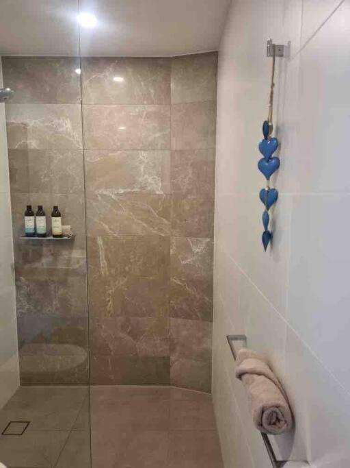 Modern 1 Brm Apartment With Pool Close To Beach 골드코스트 외부 사진
