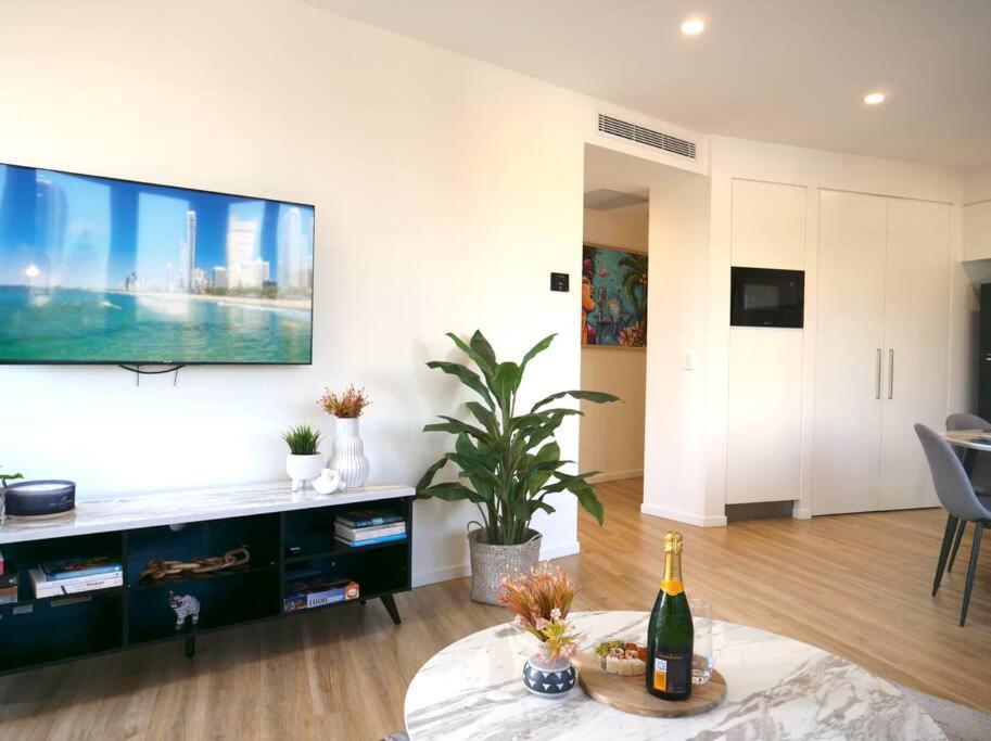 Modern 1 Brm Apartment With Pool Close To Beach 골드코스트 외부 사진