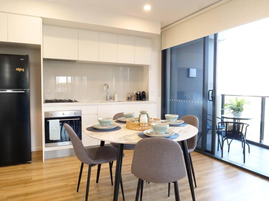 Modern 1 Brm Apartment With Pool Close To Beach 골드코스트 외부 사진