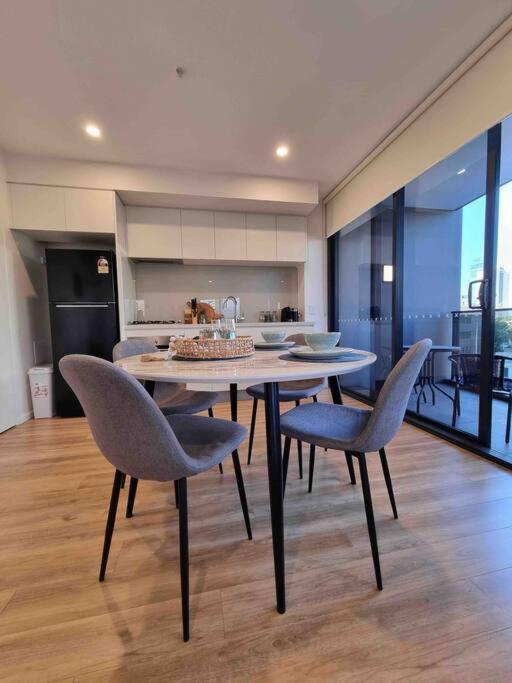 Modern 1 Brm Apartment With Pool Close To Beach 골드코스트 외부 사진