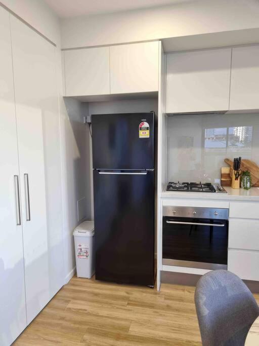 Modern 1 Brm Apartment With Pool Close To Beach 골드코스트 외부 사진