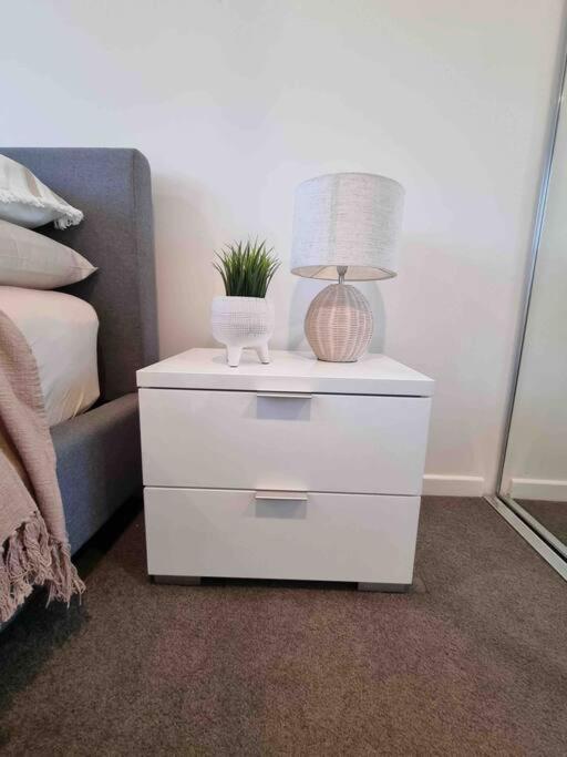 Modern 1 Brm Apartment With Pool Close To Beach 골드코스트 외부 사진