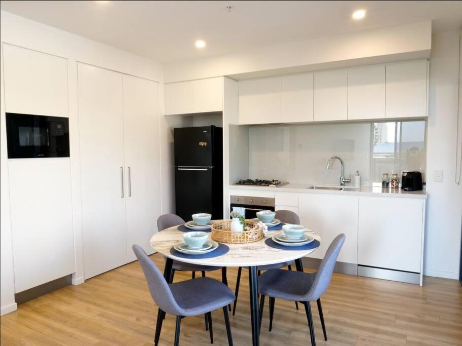 Modern 1 Brm Apartment With Pool Close To Beach 골드코스트 외부 사진