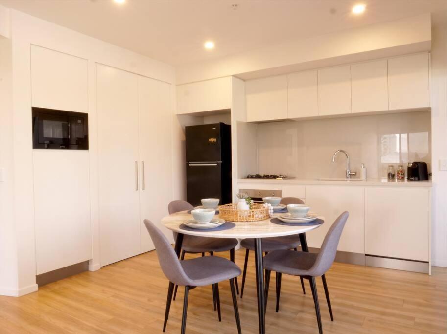 Modern 1 Brm Apartment With Pool Close To Beach 골드코스트 외부 사진